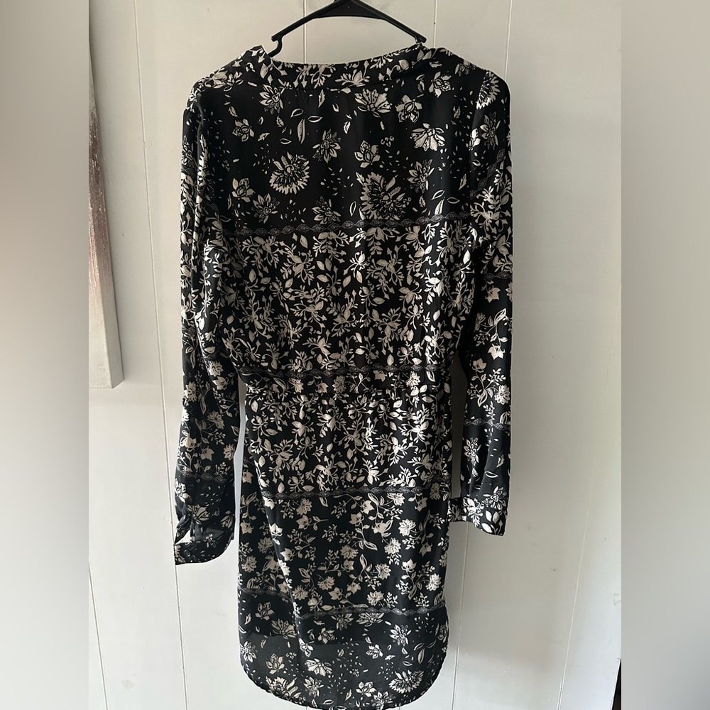 Black and white long sleeve sleeve dress